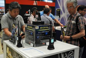 AR-DV10 の展示機を操作するユーザー